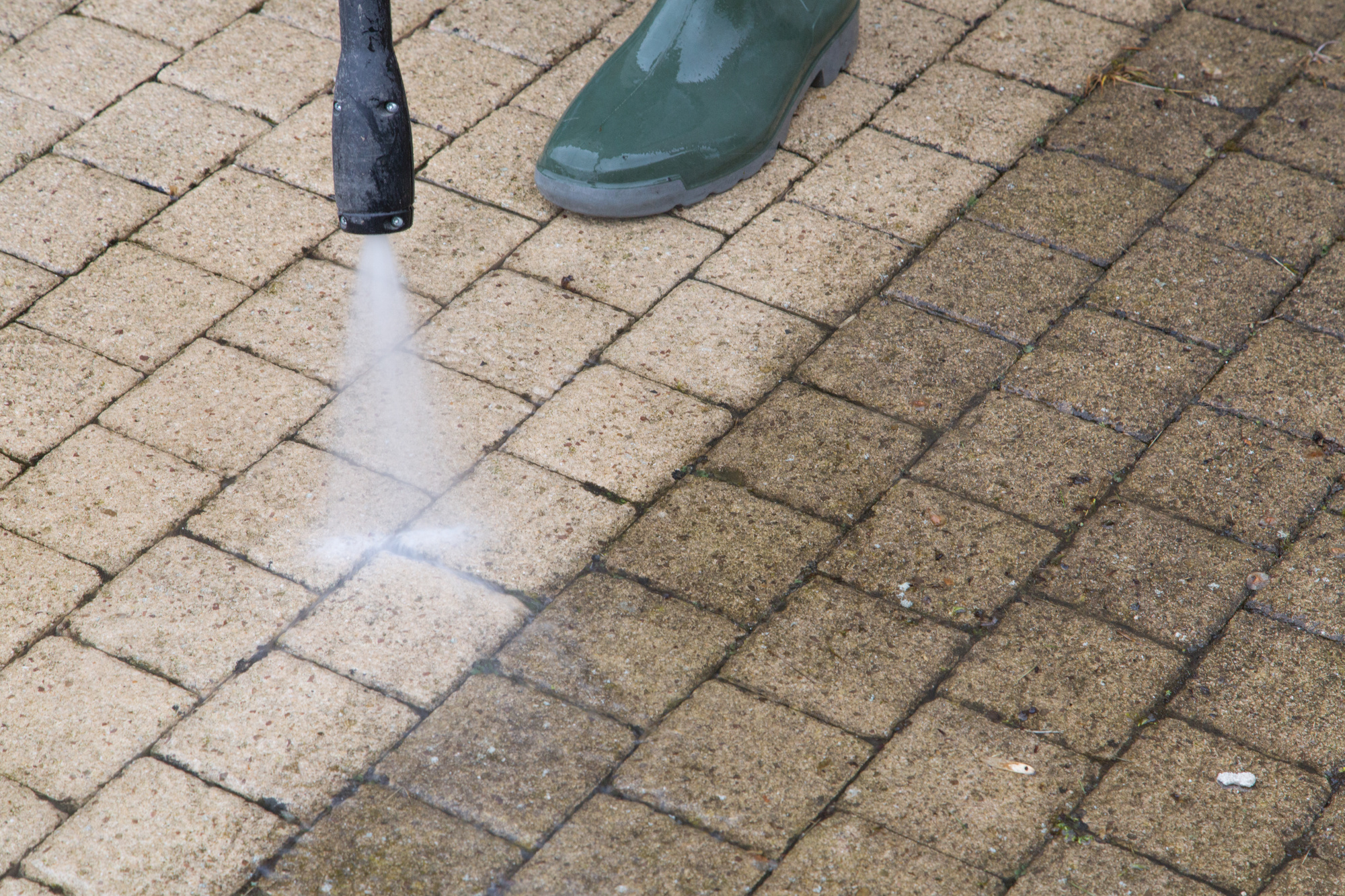 Why You Need to Schedule Pressure Washing Services in the Spring